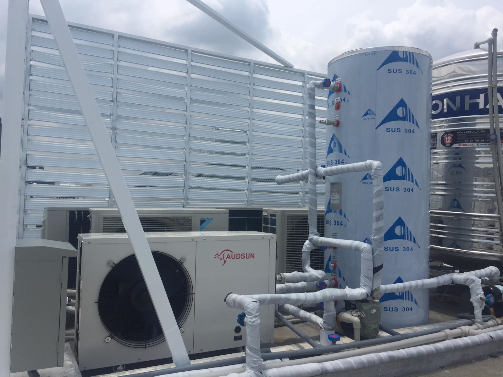 Giải pháp cung cấp nước nóng cho biệt thự với hệ thống máy bơm nhiệt Heat Pump - Ảnh 1