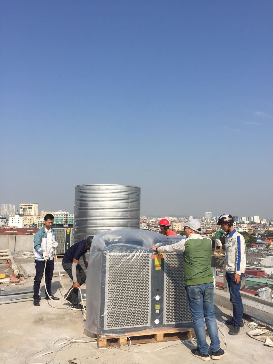 Lắp đặt hệ thống nước nóng trung tâm heat pump tại Hà Nội - Ảnh 1