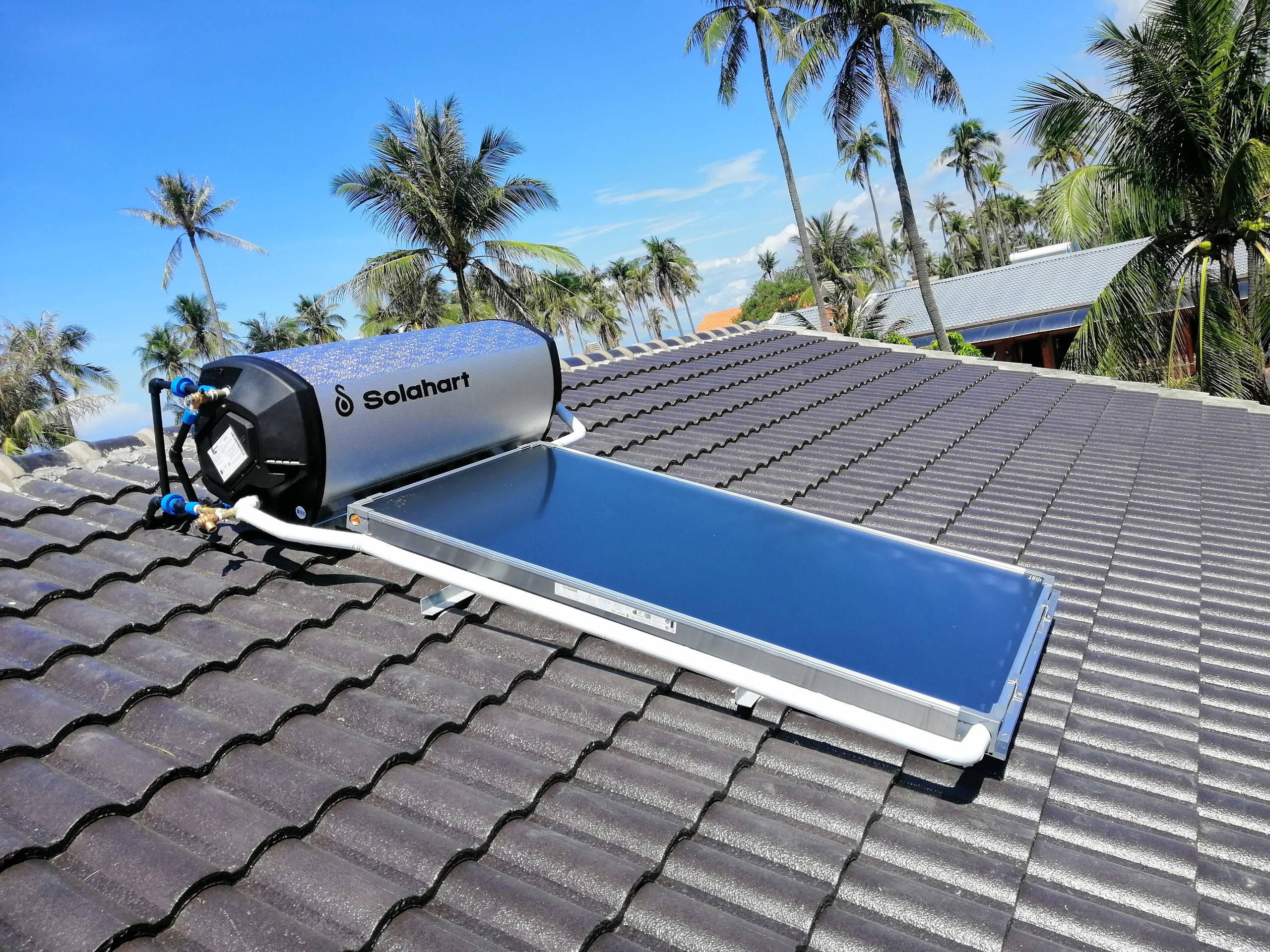 Solahart 180L Australia – Máy Nước Nóng Năng Lượng Mặt Trời Tích Hợp Điện Trở Và Cảm Biến Nhiệt An Toàn.